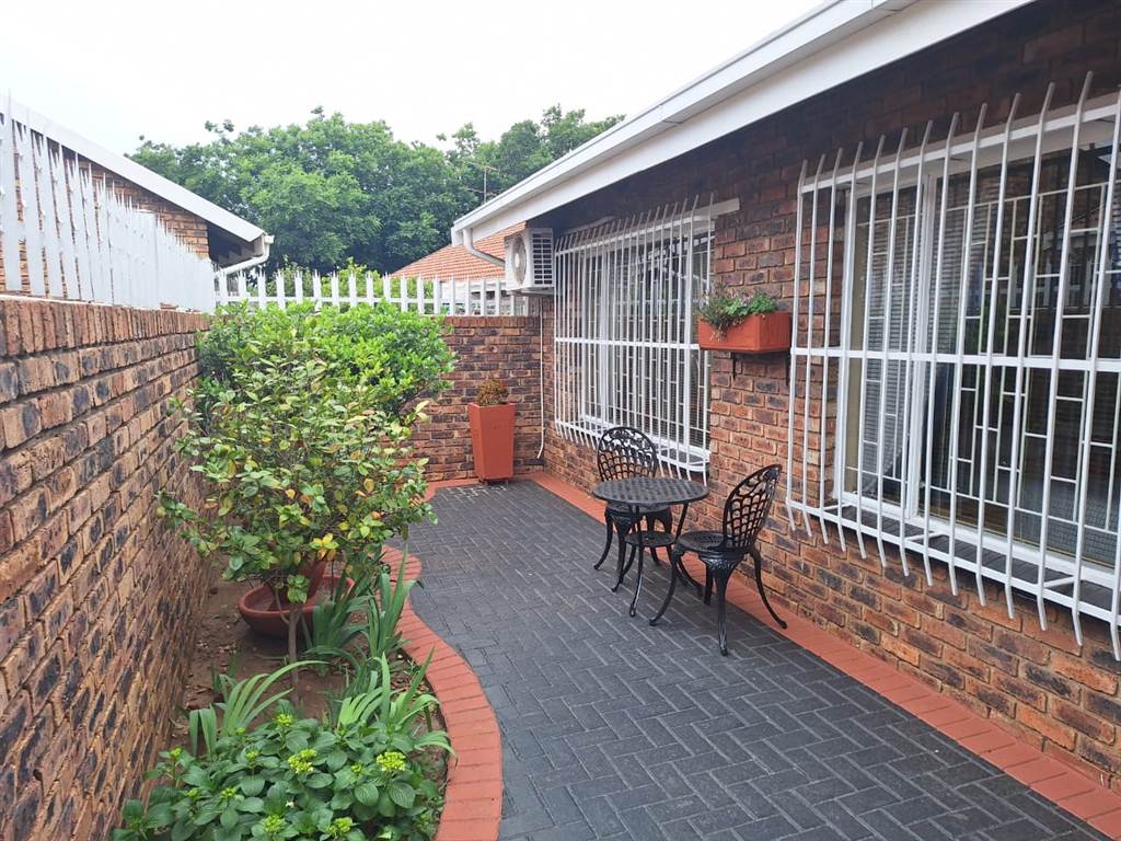 2 Bed Townhouse in Vereeniging Central photo number 10