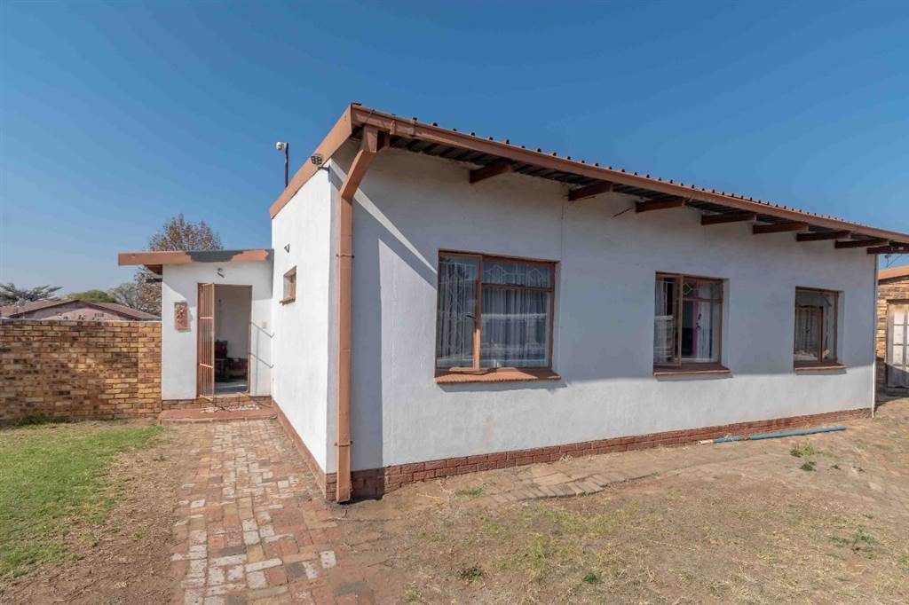 3 Bed House in Middelburg South photo number 4