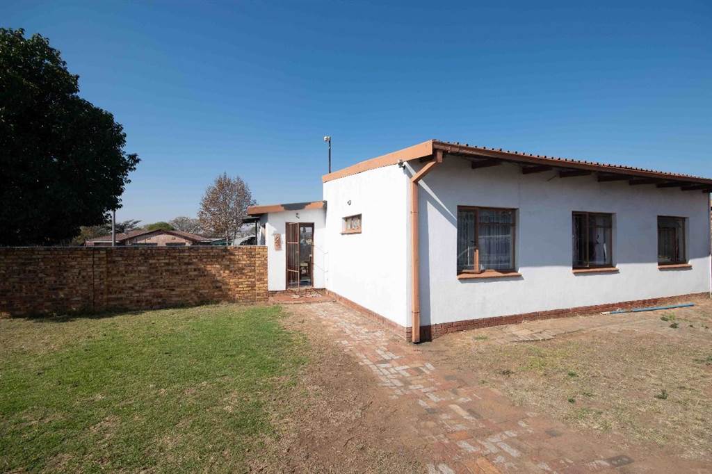3 Bed House in Middelburg South photo number 2