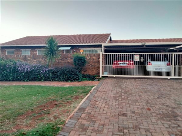4 Bed Townhouse in Krugersdorp North