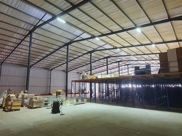 1 400  m² Industrial space