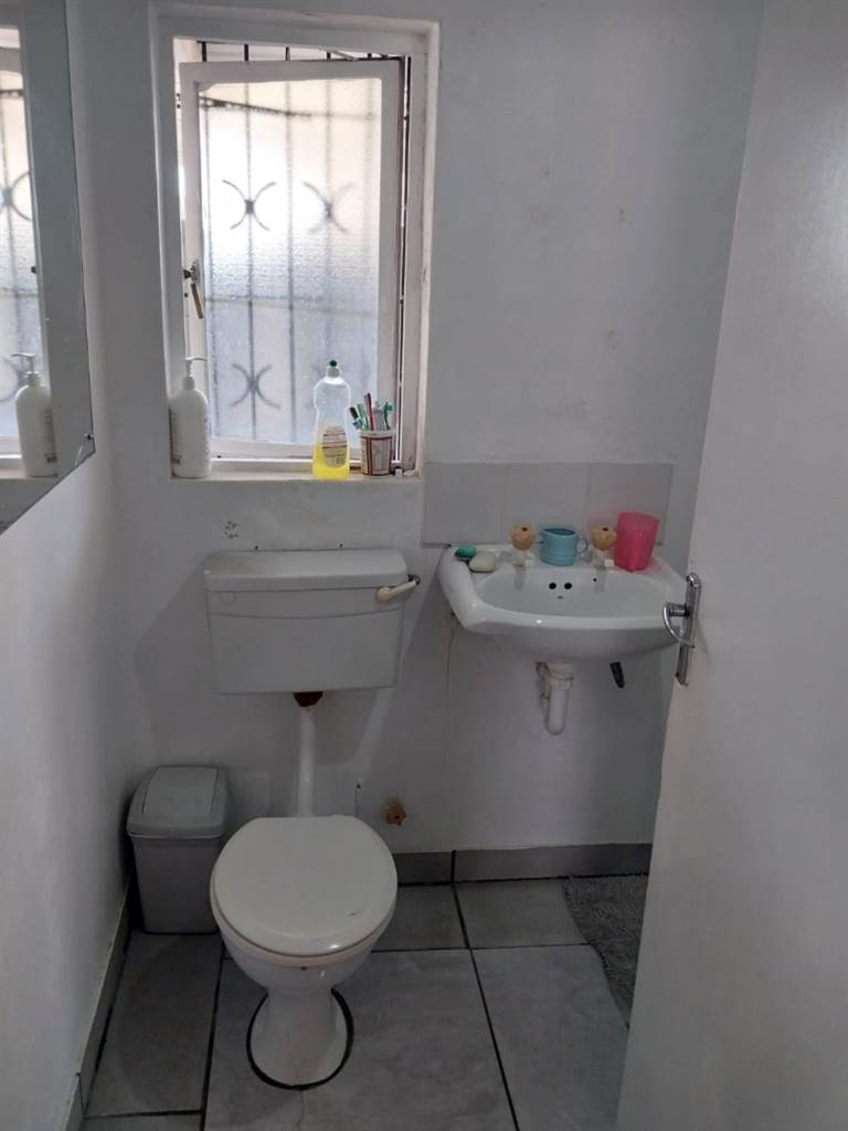 2 Bed House in Mitchells Plain photo number 12