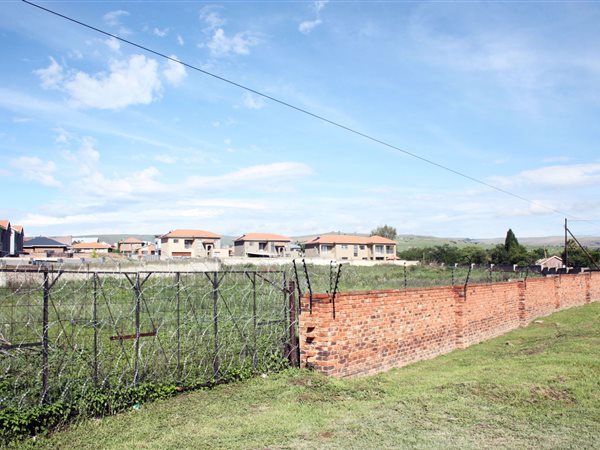 1 838 m² Land