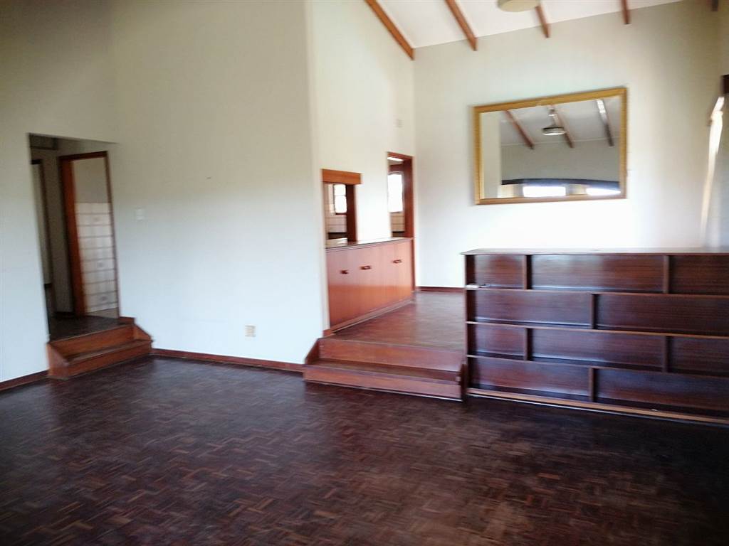 4 Bed House in Umtentweni photo number 11