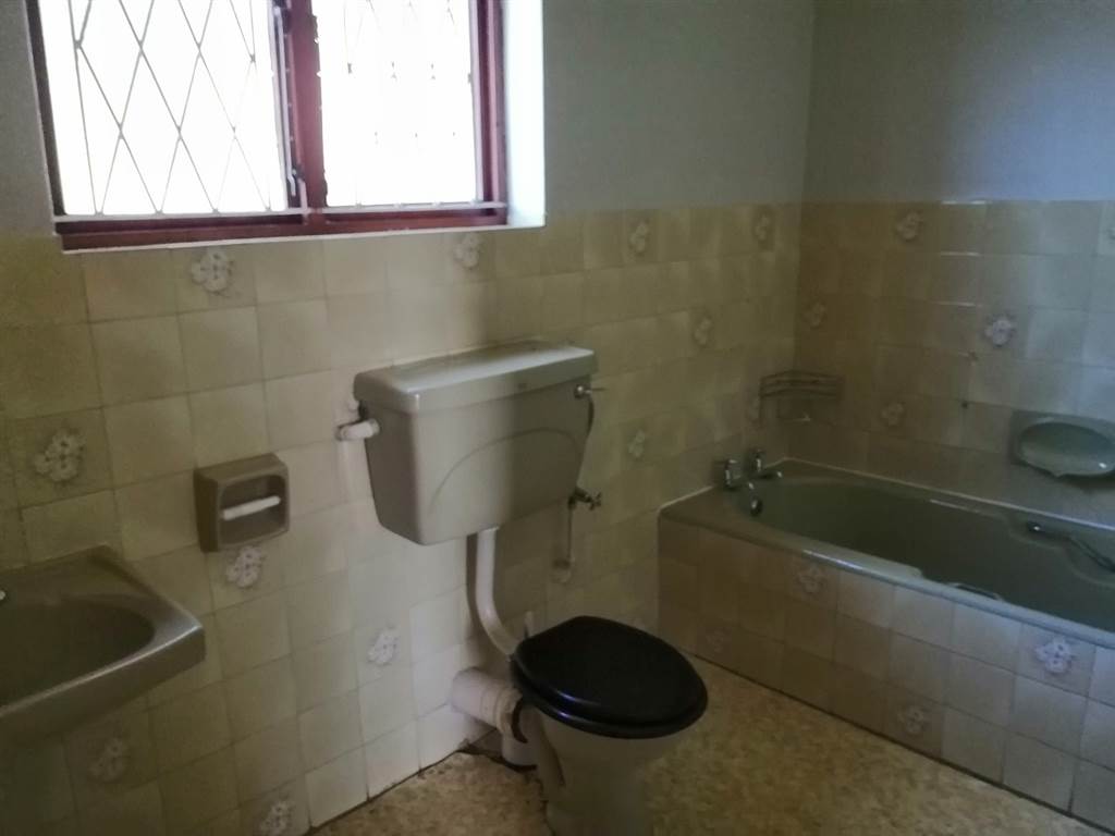 4 Bed House in Umtentweni photo number 18