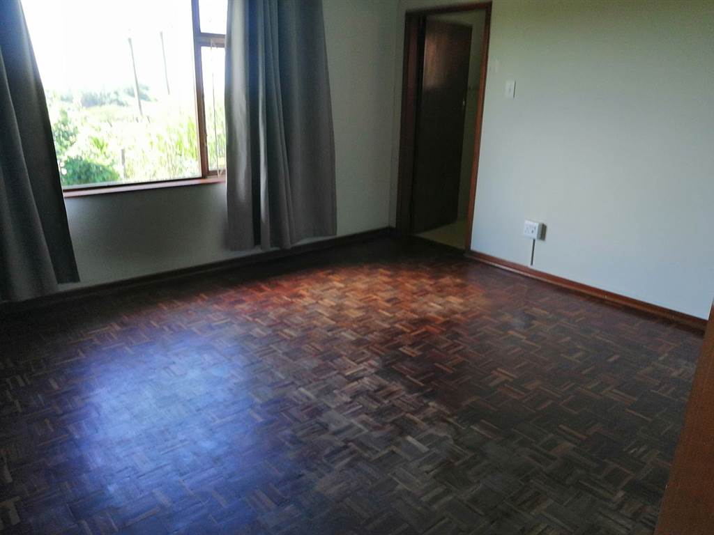 4 Bed House in Umtentweni photo number 13