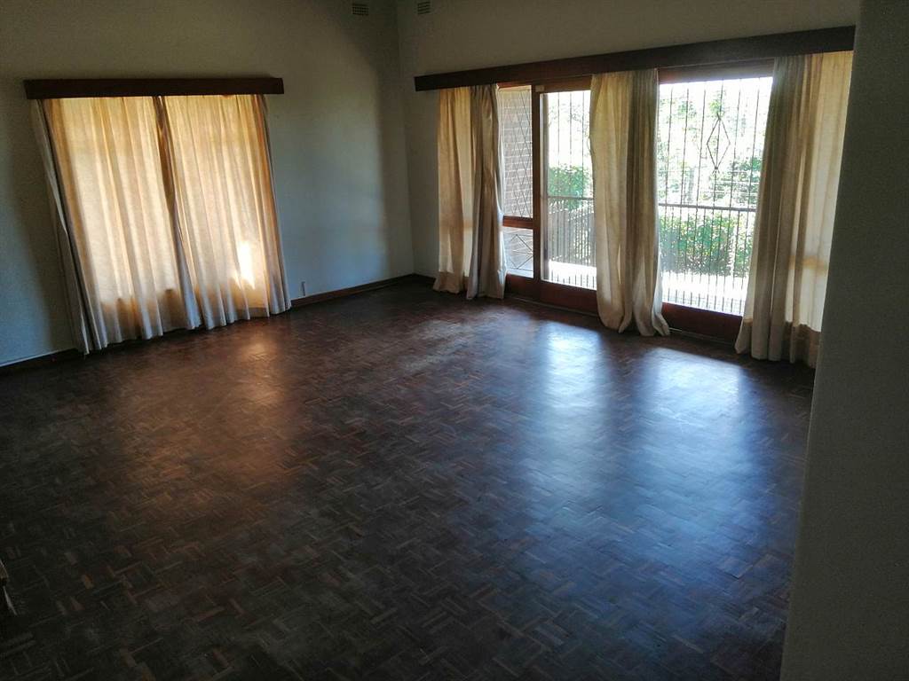 4 Bed House in Umtentweni photo number 10