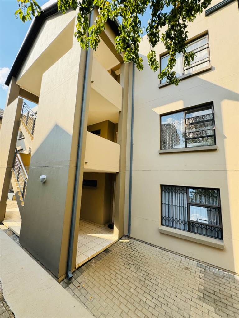 3 Bed Apartment in Ruimsig photo number 2