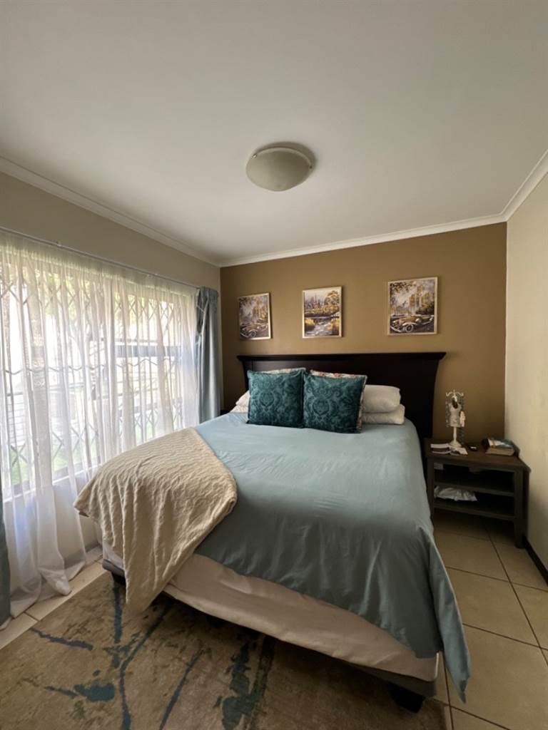 3 Bed Apartment in Ruimsig photo number 17