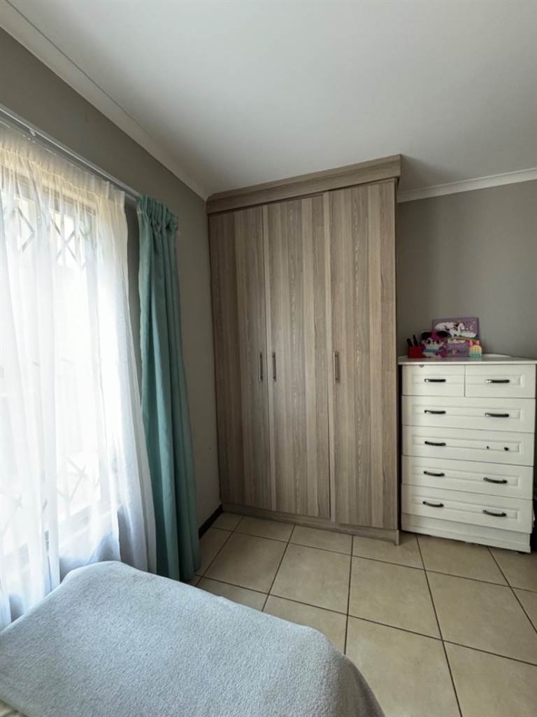 3 Bed Apartment in Ruimsig photo number 12