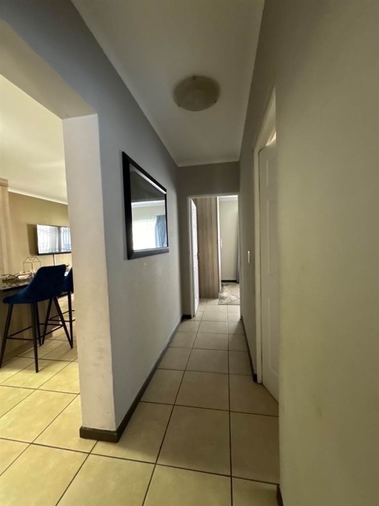 3 Bed Apartment in Ruimsig photo number 13