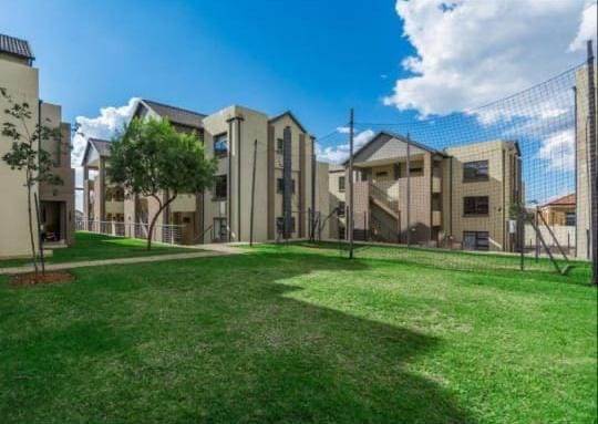 3 Bed Apartment in Ruimsig photo number 1