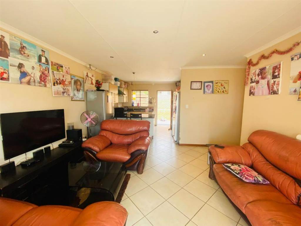 3 Bed Townhouse in Mooikloof Ridge photo number 17