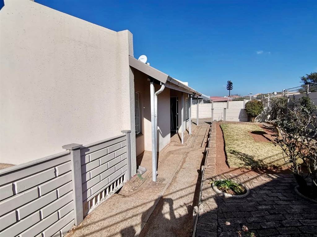 3 Bed House in Grobler Park photo number 14