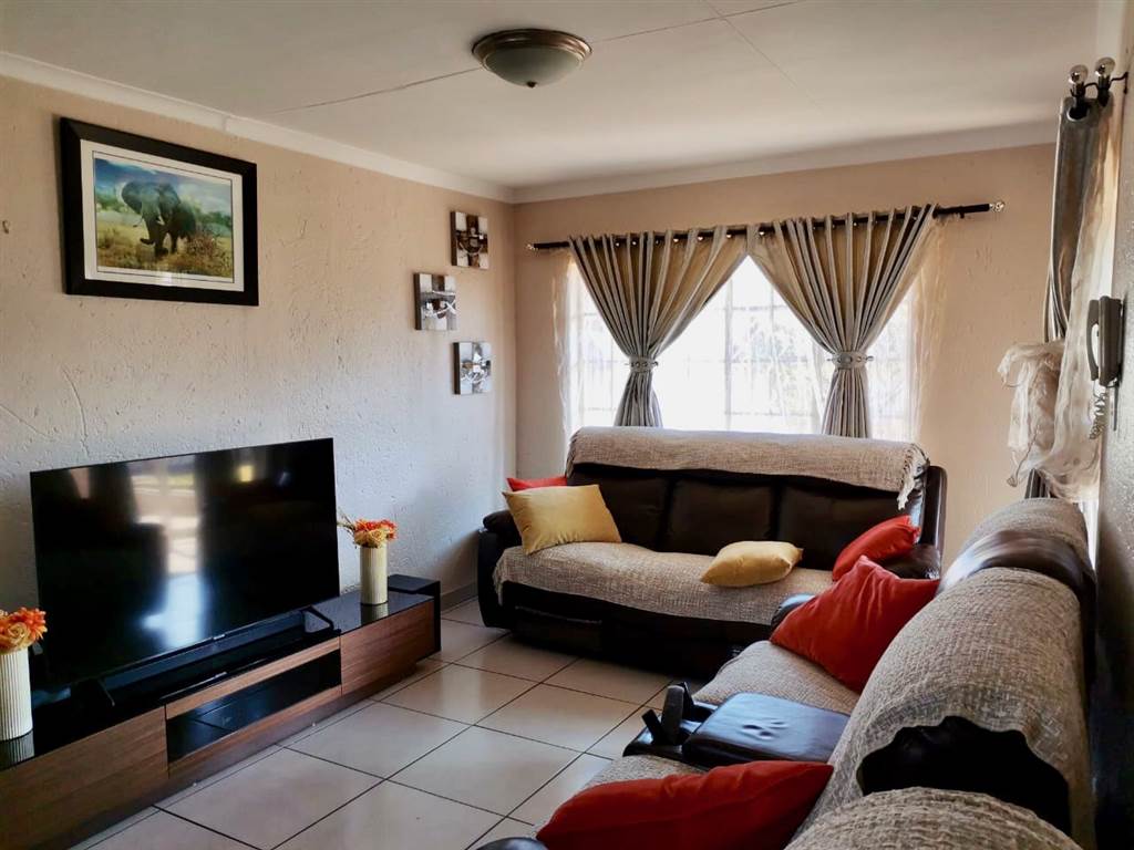3 Bed House in Grobler Park photo number 5