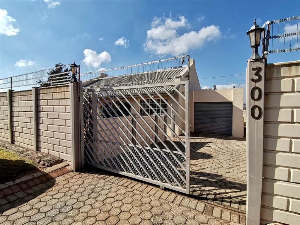 3 Bed House in Grobler Park photo number 16