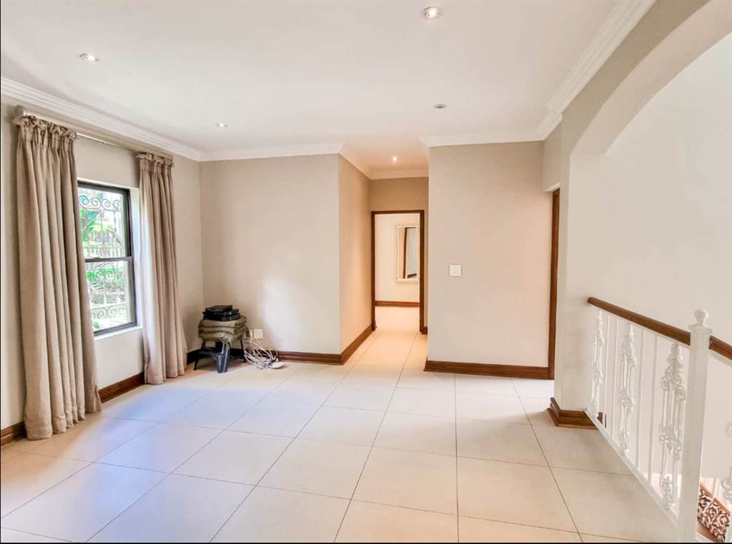 4 Bed House in Waterkloof photo number 17