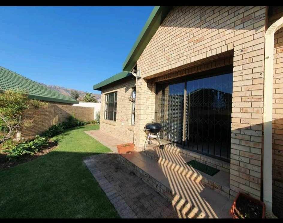 2 Bed Townhouse in Bergsig photo number 16