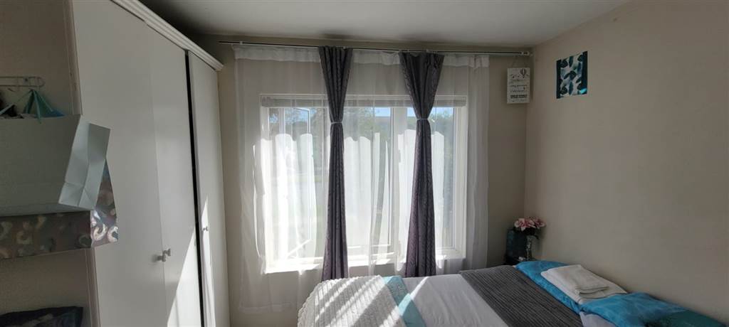 2 Bed Apartment in Grahamstown Central photo number 6
