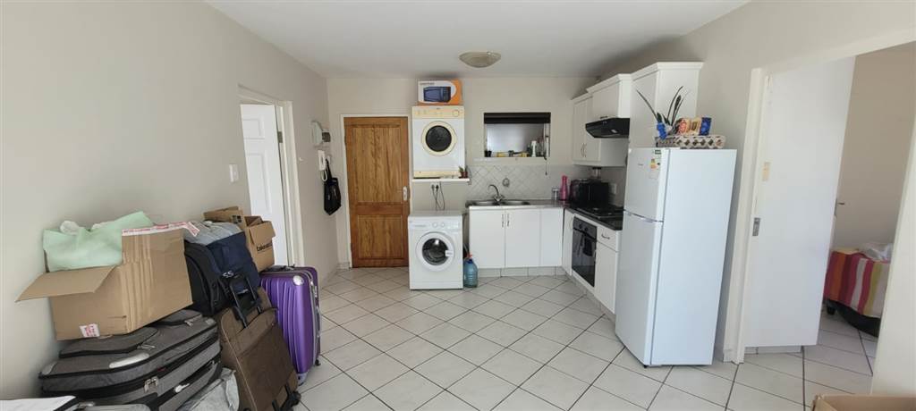 2 Bed Apartment in Grahamstown Central photo number 2