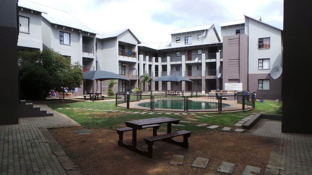 2 Bed Apartment in Hoedspruit photo number 2