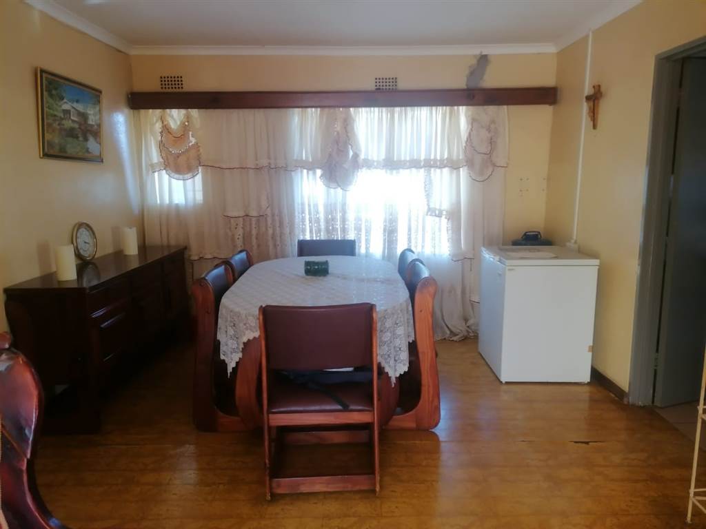 4 Bed House in Tlhabane photo number 4