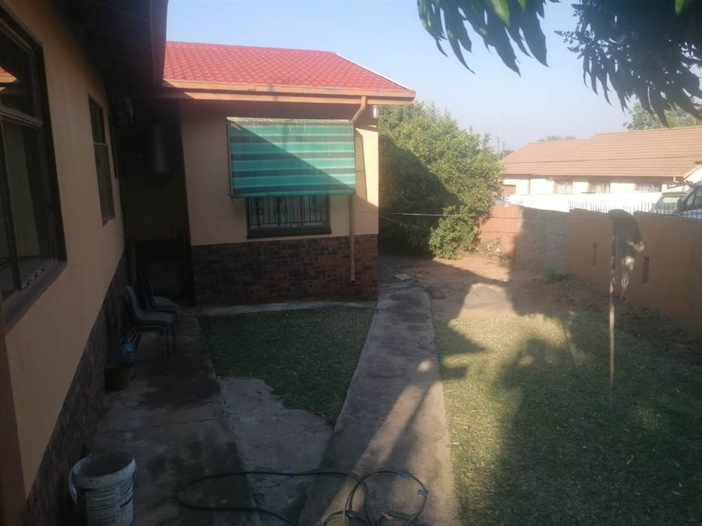 4 Bed House in Tlhabane photo number 25