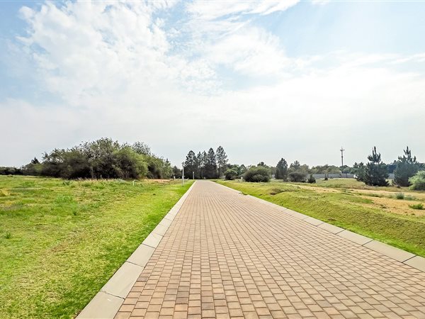 4 685 m² Land