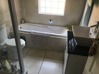 2 Bed Apartment in Saxonwold photo number 10