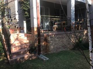 2 Bed Apartment in Saxonwold photo number 8