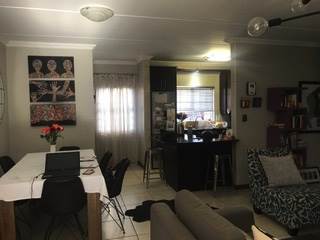 2 Bed Apartment in Saxonwold photo number 4