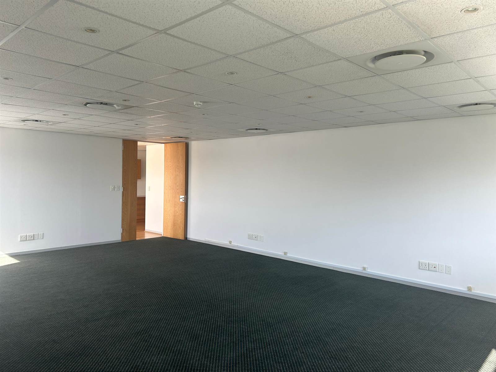 123  m² Office Space in Claremont photo number 10