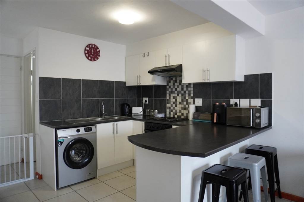 2 Bed Apartment in Stratford Green photo number 8