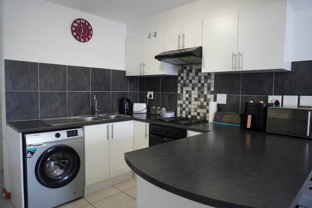 2 Bed Apartment in Stratford Green photo number 9