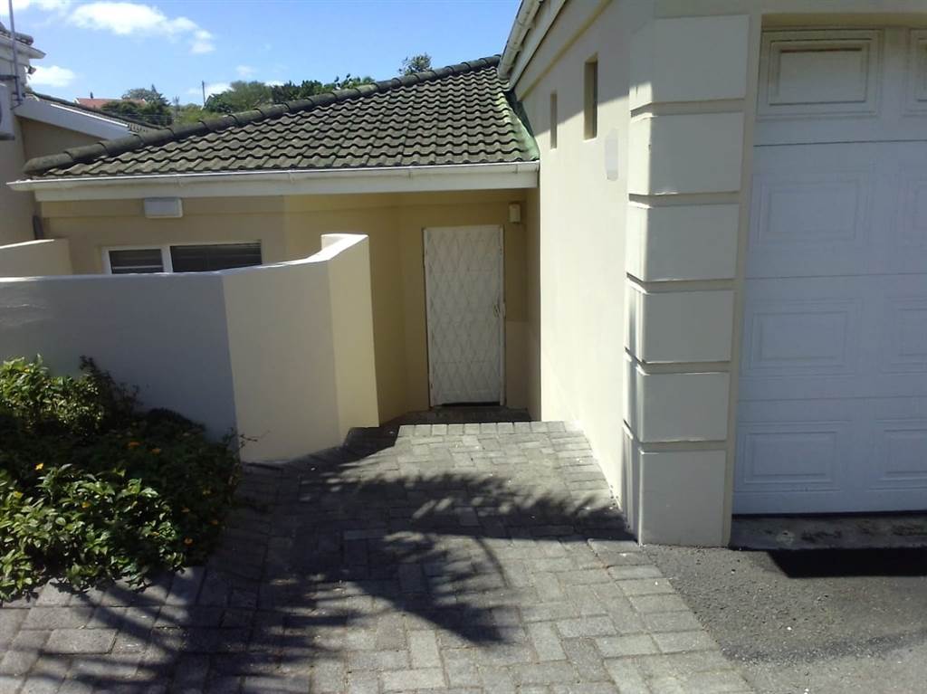4 Bed Townhouse in Beacon Bay photo number 1