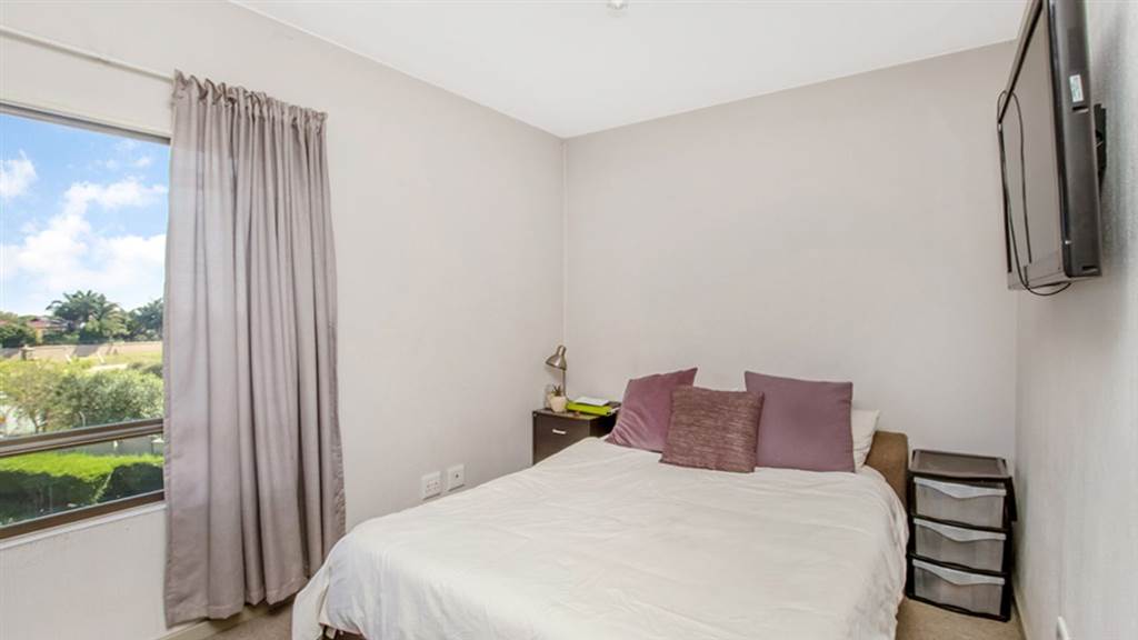 2 Bed Apartment in Fourways photo number 10