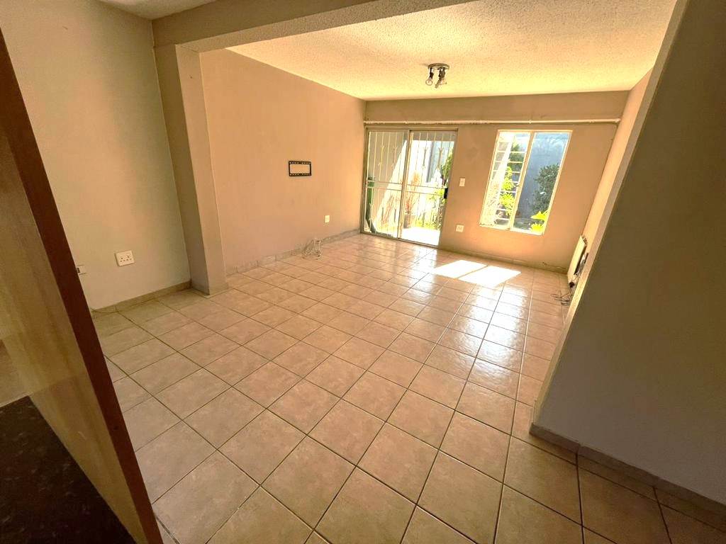 3 Bed Apartment in Radiokop photo number 6