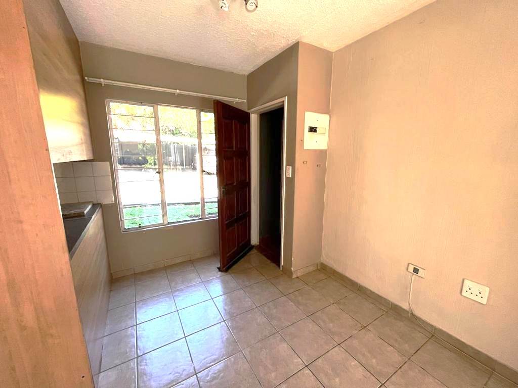 3 Bed Apartment in Radiokop photo number 7