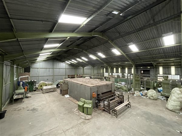 3 700  m² Industrial space