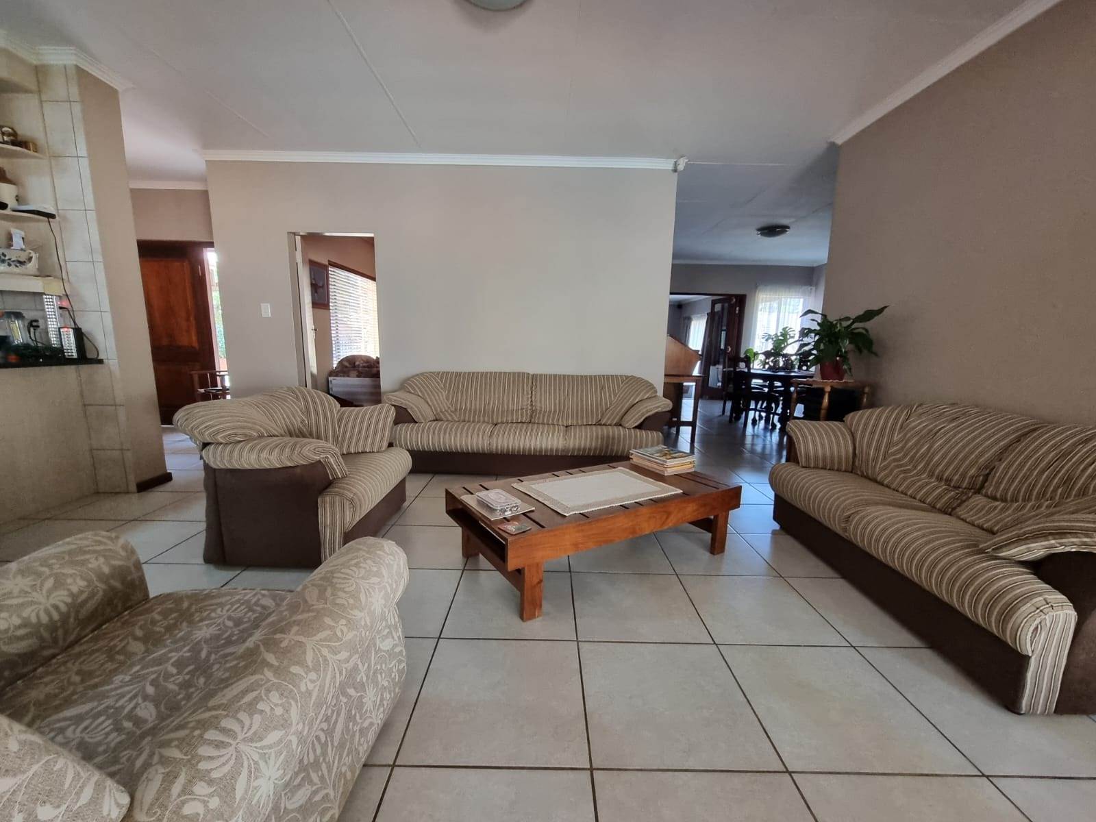 5 Bed House in Garsfontein photo number 12