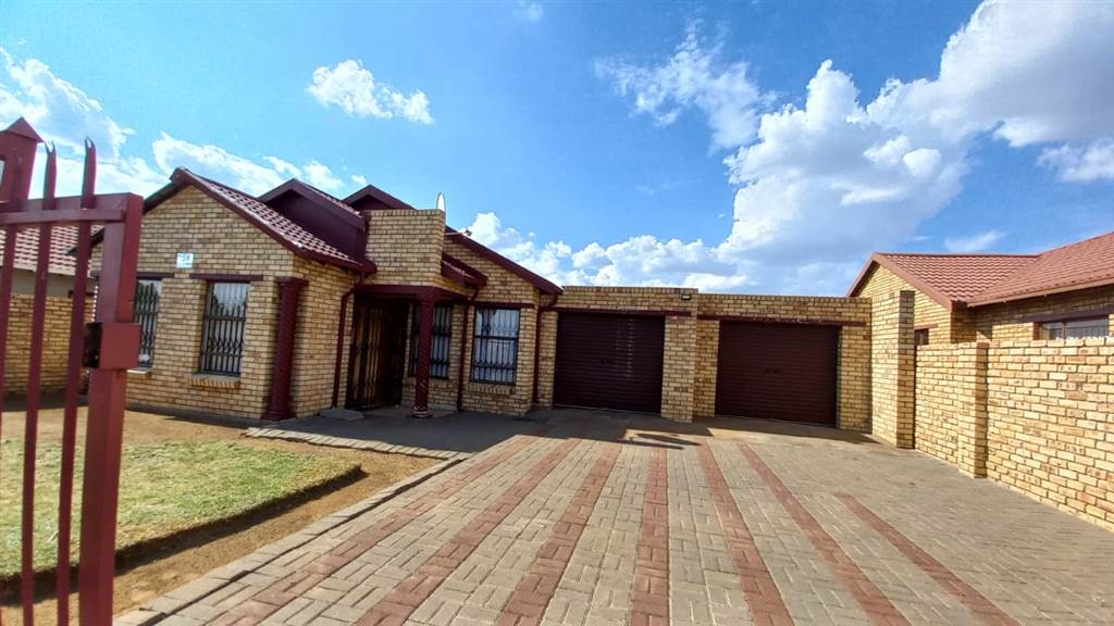 3 Bed House in Mandela View photo number 2
