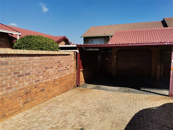 3 Bed Townhouse in Krugersdorp North