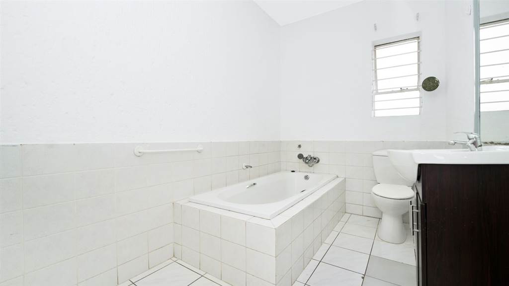2 Bed Apartment in Malvern East photo number 13