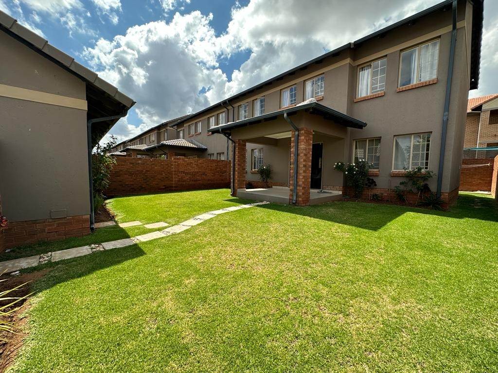 4 Bed Townhouse in Mooikloof Ridge photo number 1