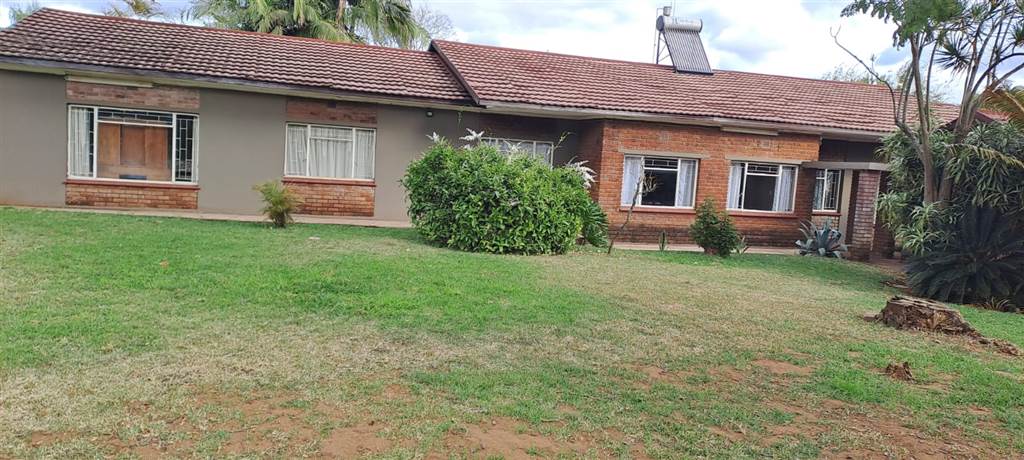 5 Bed House in Louis Trichardt photo number 11