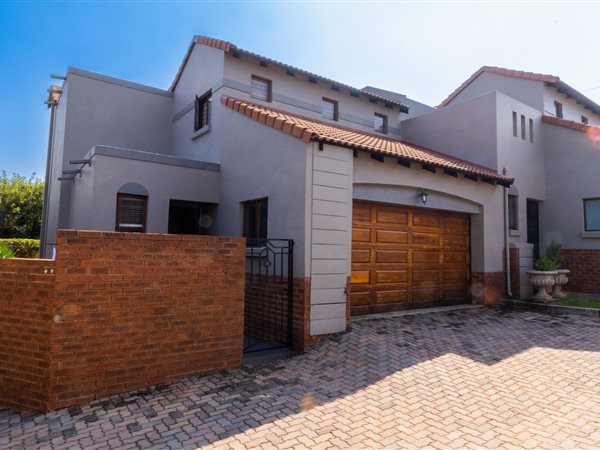 3 Bedroom Townhouse 3 Bedroom Townhouse