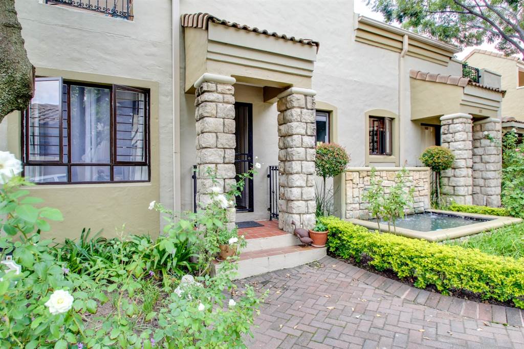 2 Bed Townhouse in Lonehill photo number 2