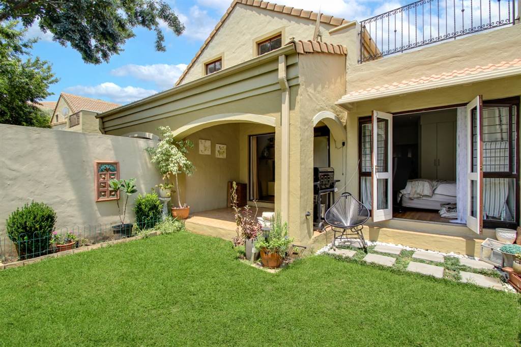 2 Bed Townhouse in Lonehill photo number 1