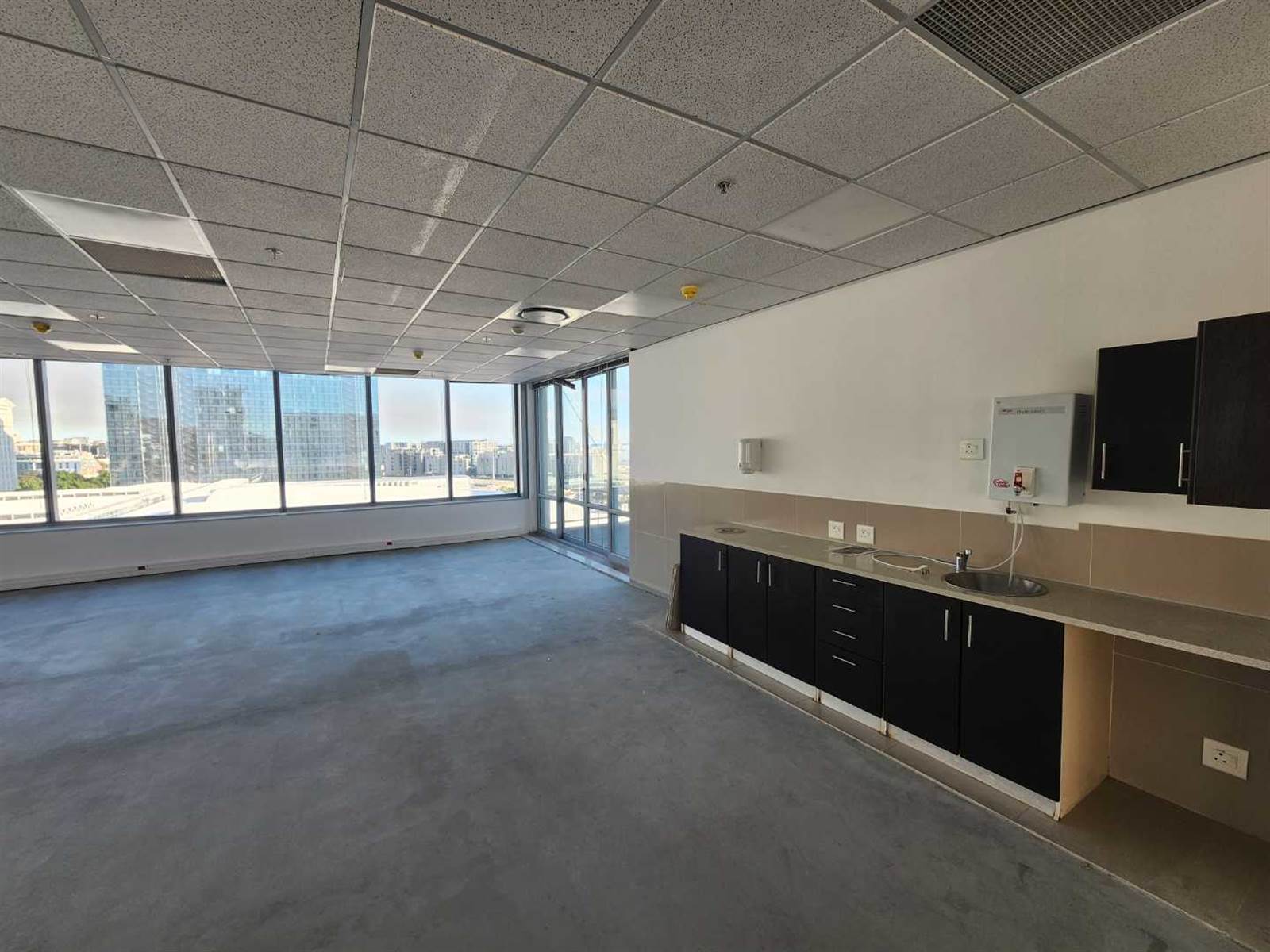 715  m² Office Space in Cape Town City Centre photo number 3