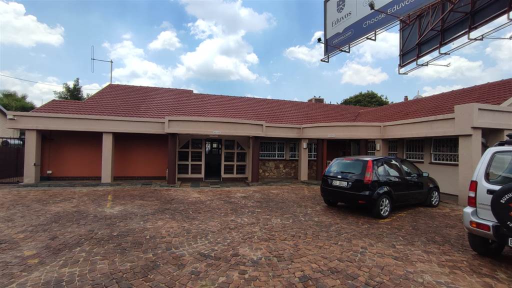 327  m² Commercial space in Bedfordview photo number 1